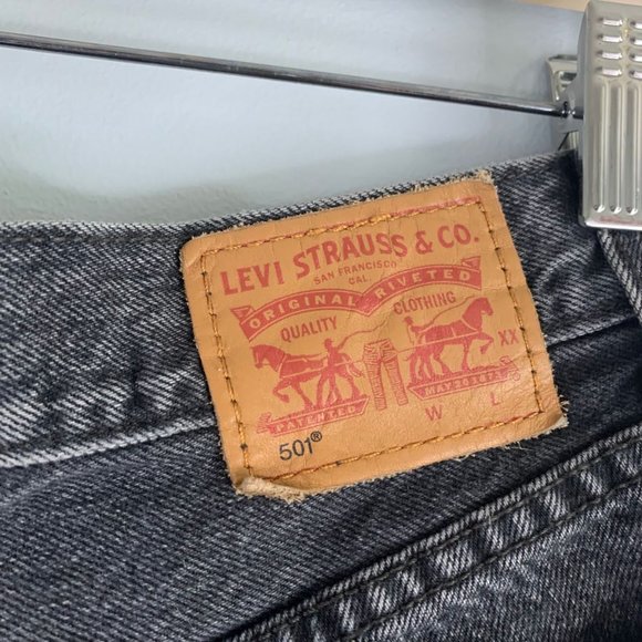 Levi's 501 High Waist Cutoff Raw Frayed Hem Denim Jean Shorts Size 26 Black - Picture 7 of 13